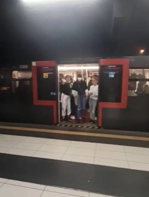 "Girano con uomini armati". Ecco la verità sulle borseggiatrici rom di Milano
