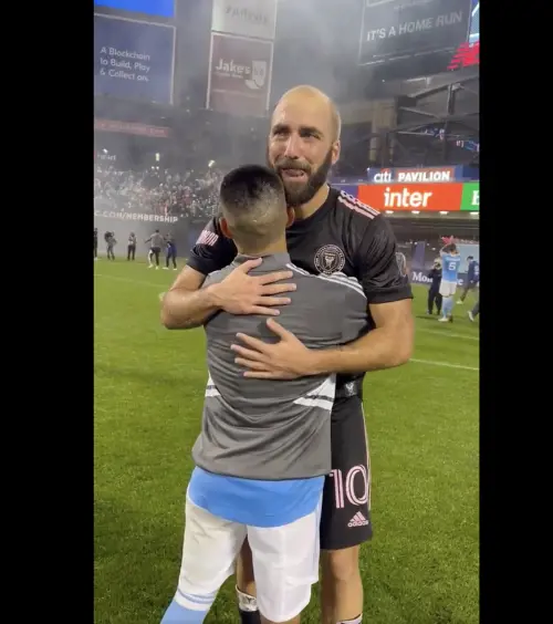 L'addio di Higuain al calcio giocato tra le lacrime. "Inizia un'altra vita"