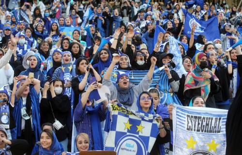 Donne iraniane allo stadio per la prima volta dopo la Rivoluzione