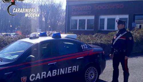 L'arrivo dei carabinieri al pronto soccorso di Carpi