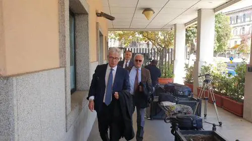 "Fogli al posto degli schermi". Salta l'udienza clou per Ciro Grillo