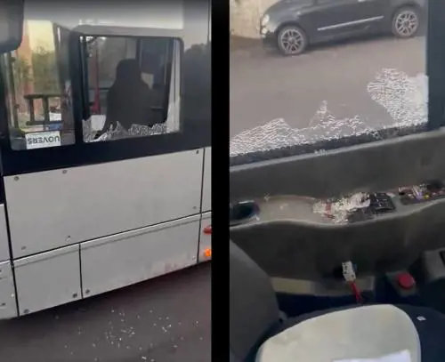 Sassi contro il bus, paura a bordo: secondo caso in pochi giorni