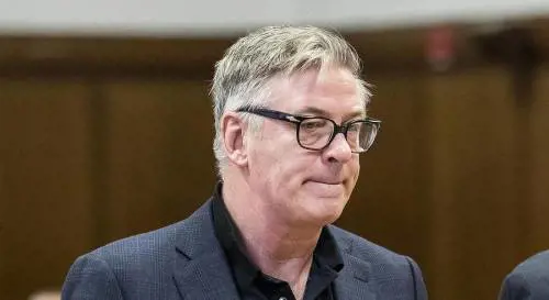 Così è cambiata la vita di Alec Baldwin a un anno dalla tragedia sul set