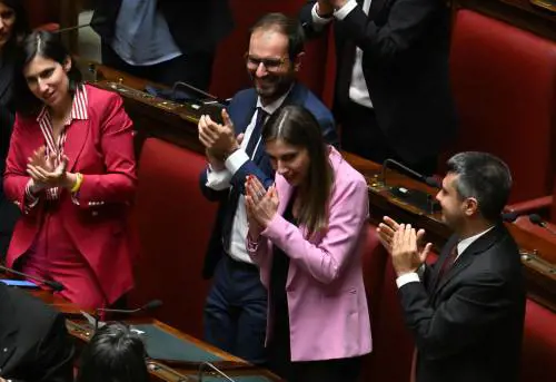 L'opposizione già a pezzi: poltrone solo a Pd e M5s, Terzo polo sull'Aventino