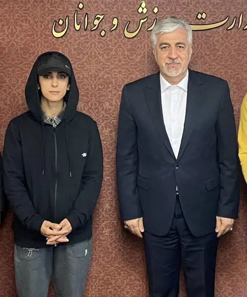 Elnaz costretta all'abiura e alla foto con il ministro. "Senza velo per sbaglio"