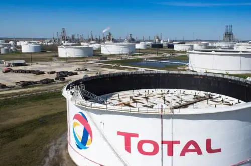 Il super manager di Total fa infuriare i francesi. "Sono stufo delle accuse, guadagno 6 milioni"