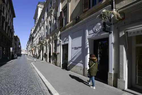 I papi, Sileno e Fellini: il fascino misterioso di via del Babuino a Roma