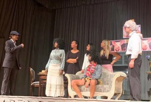 "Non è accettabile", l'assurda protesta contro l'attrice truccata da nera