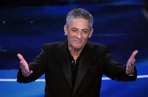 Fiorello a gamba tesa contro Qatar e Rai: ma scorda il nodo servizio pubblico