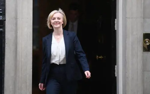 "Il mio mandato finisce qui". Liz Truss dura solo 44 giorni. Il saluto. Usa, Mosca fa festa