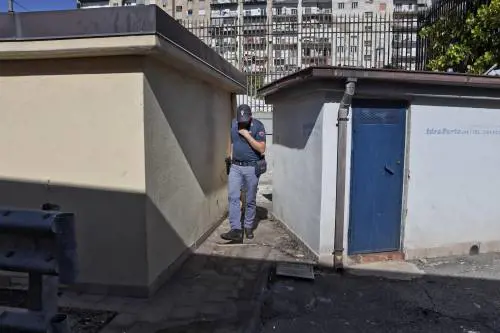 La sassata in testa, poi l'orrore: così il clandestino ha stuprato l'agente 