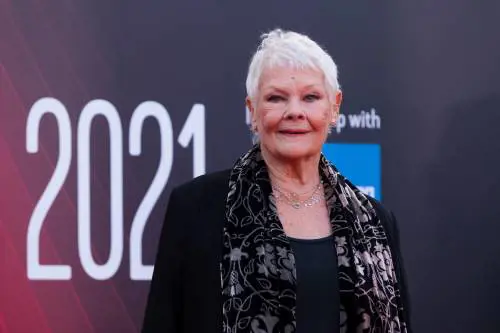 “Confonde storia e sensazionalismo”. Judi Dench contro The Crown 5