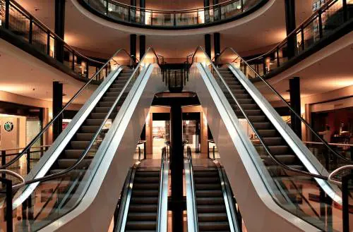 Baby gang arrestata al centro commerciale: aggredito un quindicenne