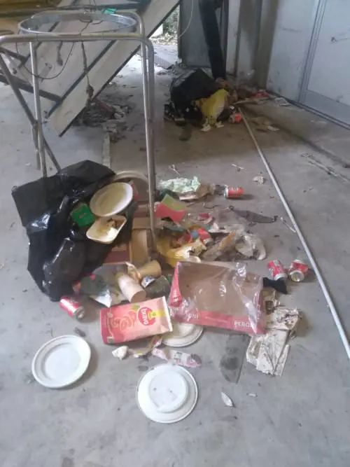 "Avanzi di cibo, incendi e minori". Così l'ex liceo di Milano diventa rifugio per gli stranieri