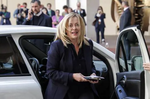 Donna premier, sinistra a denti stretti