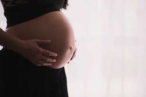 Tre dipendenti sono incinte e il padre sarebbe lui: imprenditore fa il test del Dna