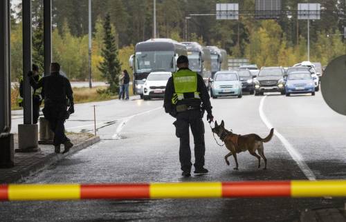 La Finlandia sigilla i confini contro i russi (con il permesso Ue)