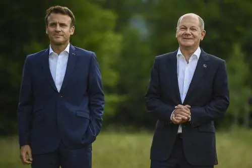 L'oscuro patto Macron-Scholz, il pullman di Berlusconi e Adani: quindi, oggi...