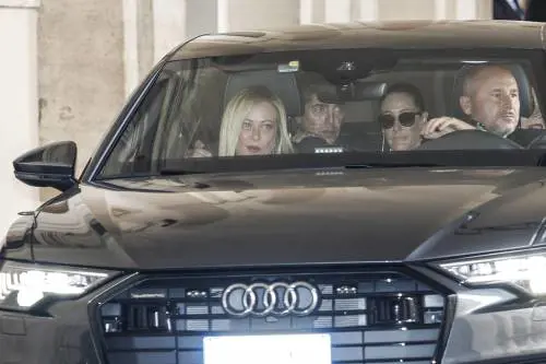 Giorgia Meloni a bordo dell'auto lascia il Quirinale