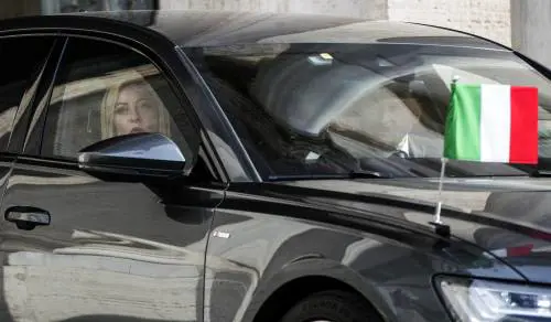Meloni, l'auto blu e il sedile davanti: ecco cosa c'è dietro la scelta del premier
