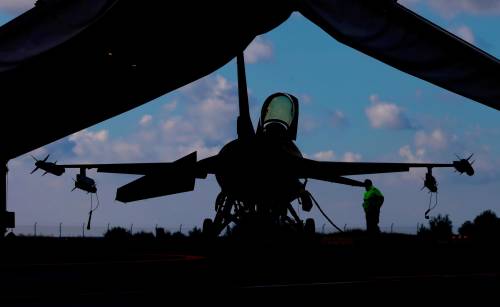 Top gun occidentali per Pechino: scatta l'allarme a Londra