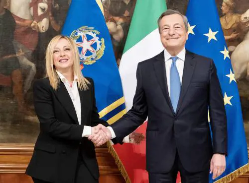 Applausi e commozione per Mario Draghi prima di lasciare Palazzo Chigi