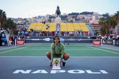 Re Musetti salva l'assurdo torneo di Napoli