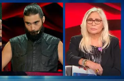 "Lo abbiamo invitato ma...". La frecciata della Venier al compagno della Lucarelli