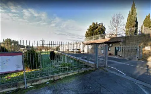 Denti d'oro rubati ai defunti: tra i 5 a processo un dipendente Ama