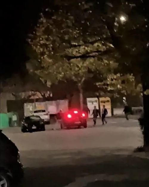 Il fucile in faccia, poi le bastonate alla Jaguar. Terrore in piazza: cosa è successo