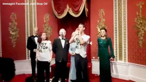 Torta in faccia alla statua di Carlo: vandali ambientalisti ancora in azione