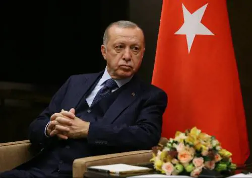 Malore in diretta tv per Erdogan: cancellati gli impegni elettorali