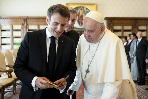 La guerra e il piano del Vaticano: cosa rivela il viaggio di Macron in Italia