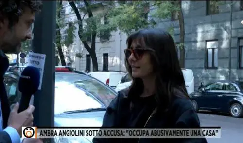 "C'è l'ordinanza di sfratto". Ma Ambra Angiolini non lascia la casa di Milano
