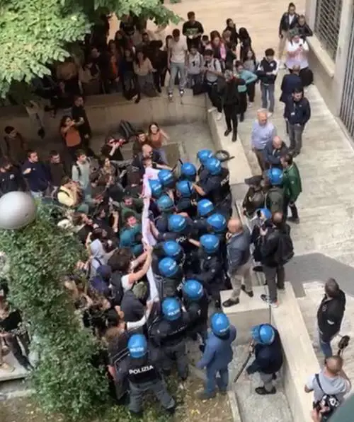 "Fuori i fascisti da qui". L'assalto dei collettivi alla Sapienza