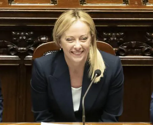 Meloni incassa la fiducia alla Camera: "La rotta è tracciata". Poi sente Biden