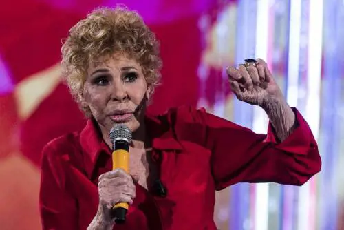 "Oggi non si sco... più!". Ornella Vanoni senza freni al concerto