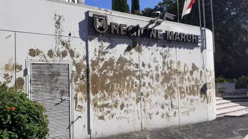L'ingresso della sede della Regione Marche imbrattato lo scorso mese