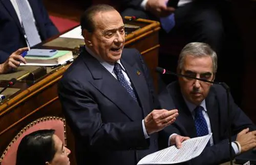 Il ritorno dopo nove anni: standing ovation per il Cav, in piedi anche Meloni e i ministri