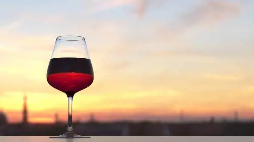 La "rivincita" del vino. Un calice ai pasti fa bene e zittisce anche l'Irlanda