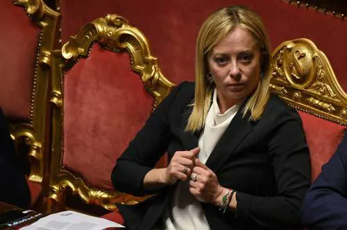 Tetto al contante, pace in Ucraina e democrazia: lezione di Giorgia all'opposizione