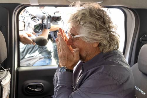 "È morto un italiano, imbecille". Bufera sul post pro Palestina di Grillo