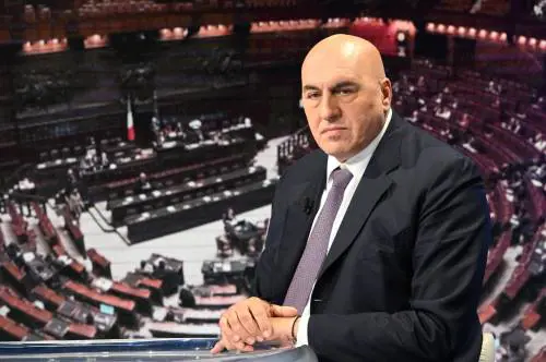 "Una recita parlamentare". Crosetto affonda Conte
