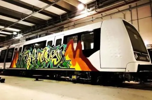 Writer spagnoli imbrattano i vagoni della linea MM4 (non ancora attiva)
