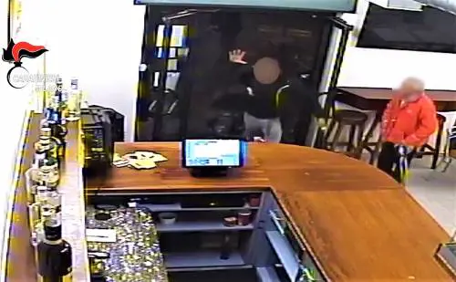 Fredda il marocchino per vendicare la compagna: il video che incastra l'albanese