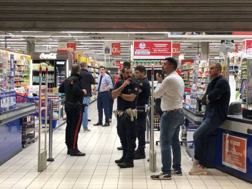 Caos e terrore al centro commerciale Carrefour di Assago