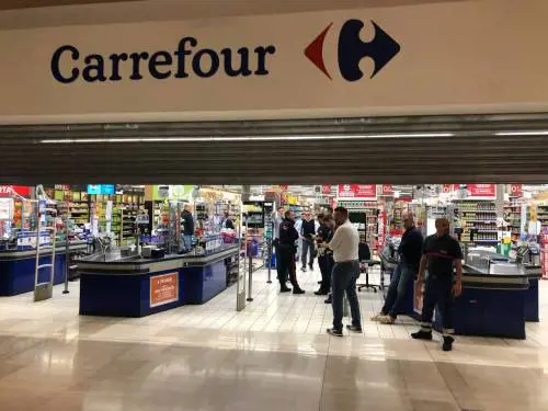 "Incensurato e depresso". Chi è l'uomo che ha accoltellato 6 persone al centro commerciale