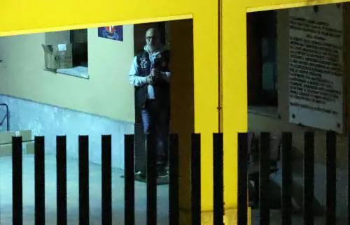 Carabiniere spara al maresciallo e si barrica in caserma: paura ad Asso