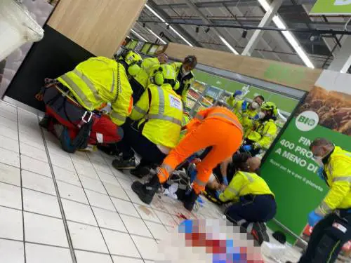 "Gente che correva in lacrime". Le testimonianze di chi si trovava al centro commerciale