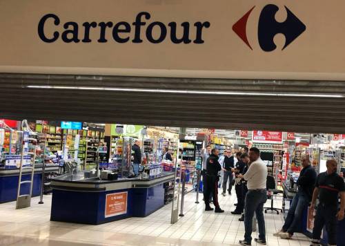 Carrefour rimuove gli oggetti taglienti dai punti vendita